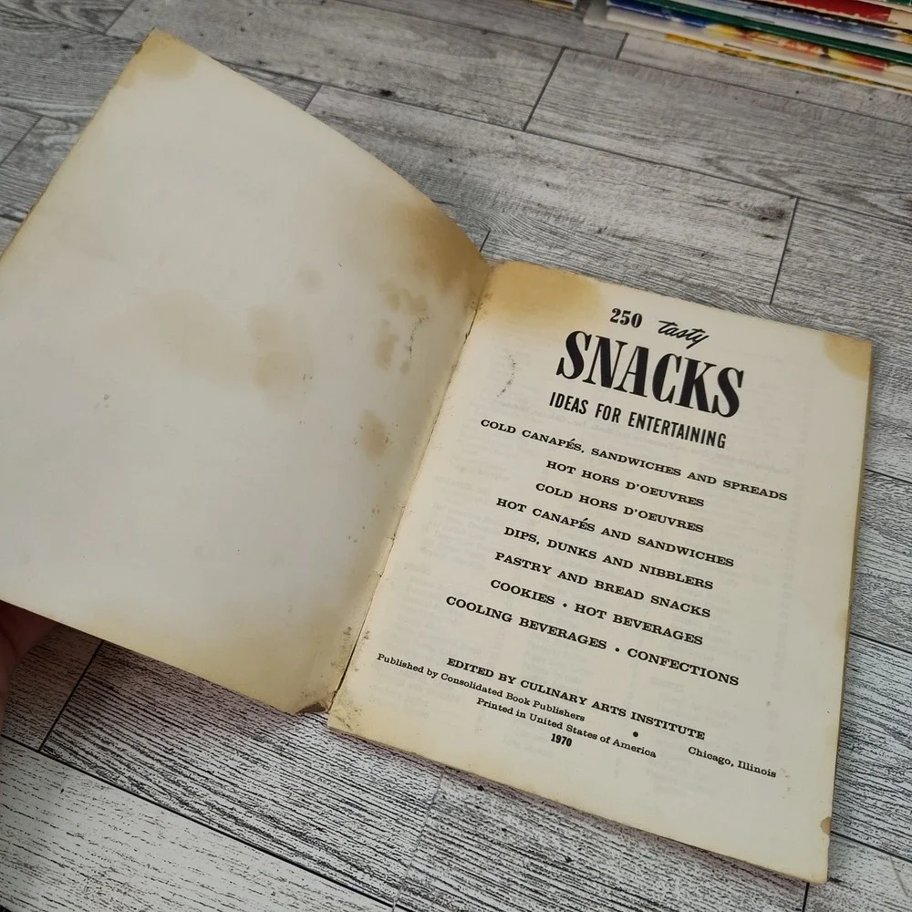 250 Tasty Snack Ideas for Entertaining Cookbook Booklet 1970 Vtg‎ Culinary Arts